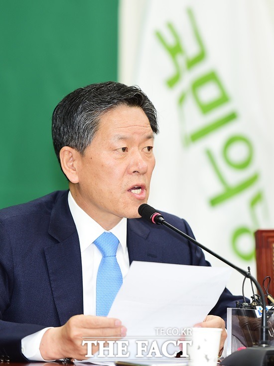 주승용 국민의당 원내대표는 13일 오전 비상대책위원-중진의원 연석회의 직후 기자들과 만나 반기문 전 유엔사무총장이 정권교체 보다 정치교체를 해야한다고 한 데 대해 정치교체는 안철수 전 국민의당 대표가 제일 먼저 썼던 말이라고 밝혔다. /배정한 기자