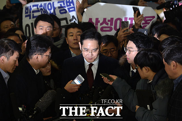 13일 오전 이재용 삼성전자 부회장이 특검의 밤샘 조사를 받고 귀가한 가운데 영장 청구 가능성이 제기되면서 주가가 하락하고 있다. /문병희 기자