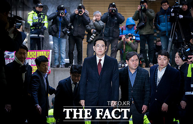 최순실 일가에 대한 지원 의혹과 관련해 뇌물공여 혐의를 받고 있는 이재용 삼성전자 부회장이 피의자신분으로 조사를 받기 위해 12일 오전 서울 대치동 박영수 특별검사 사무실로 들어서고 있다. /문병희 기자