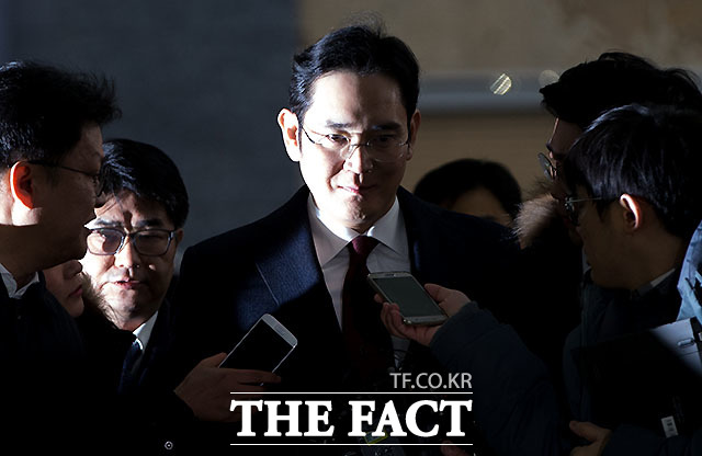 최순실 일가에 대한 지원 의혹과 관련해 뇌물공여 혐의를 받고 있는 이재용 삼성전자 부회장이 피의자 신분으로 고강도 조사를 받고 13일 오전 7시 50분 귀가했다. /문병희 기자