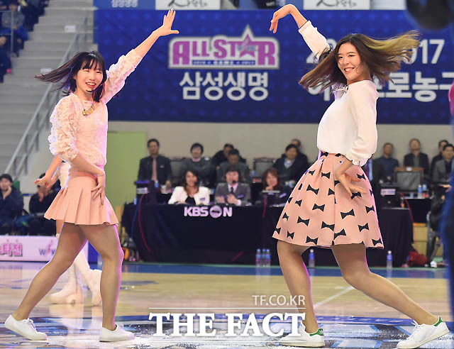 박지수와 김지영이 트와이스의 안무를 선보인 뒤 쑥스러워하고 있다.