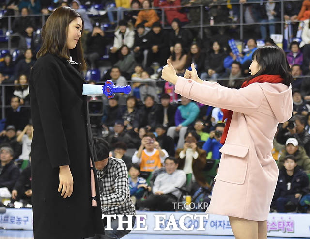 드라마 도깨비 장면 패러디하는 박지수, 김지영