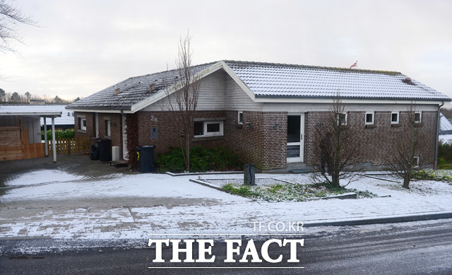 정유라 씨와 그의 아들, 조력자들이 머물던 덴마크 올보르의 주택이 14일 오후 깨끗하게 치워져 있다. 밖에 버려졌던 노르웨이 고급 브랜드 침구 등도 모두 치워졌다. / 올보르(덴마크)=배정한 기자