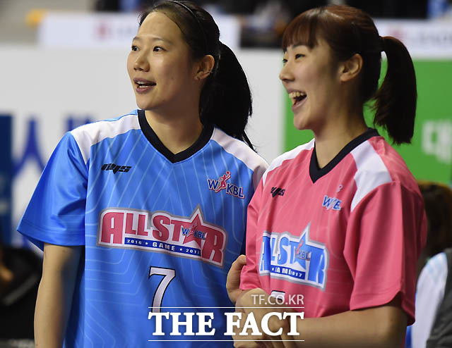 KB 강아정과 우리은행 박혜진이 동료들의 3점슛을 예선을 지켜보며 즐거워하고 있다.