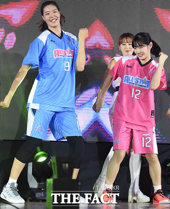 블루스타 박지수와 핑크스타 김지영이 댄스 배틀을 벌이며 올스타전에 입장하고 있다.