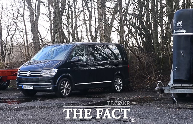 덴마크 보건당국에 의해 새로운 보금자리로 은신한 정유라의 조력자들이 이용하던 폭스바겐 밴 차량이 지난 12일 오후 덴마크 올보르 헬스트란 승마장 인근 승마장에 주차되어 있다.