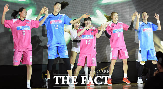 최은실, 박지수, 김지영, 노현지, 곽주영이 흥겨운 댄스를 추며 입장하고 있다.