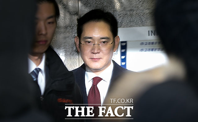 최순실 일가에 대한 지원 의혹과 관련해 뇌물공여 혐의를 받고 있는 이재용 삼성전자 부회장이 피의자신분으로 조사를 받기 위해 12일 오전 서울 대치동 박영수 특별검사 사무실로 들어서고 있다. /문병희 기자