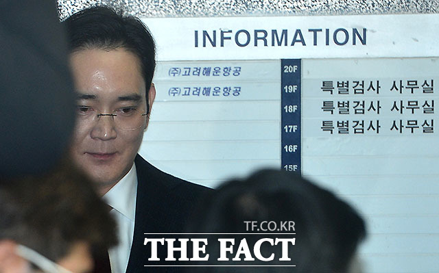 최순실 일가에 대한 지원 의혹과 관련해 뇌물공여 혐의를 받고 있는 이재용 삼성전자 부회장이 피의자신분으로 조사를 받기 위해 12일 오전 서울 대치동 박영수 특별검사 사무실로 들어서고 있다. /더팩트 DB