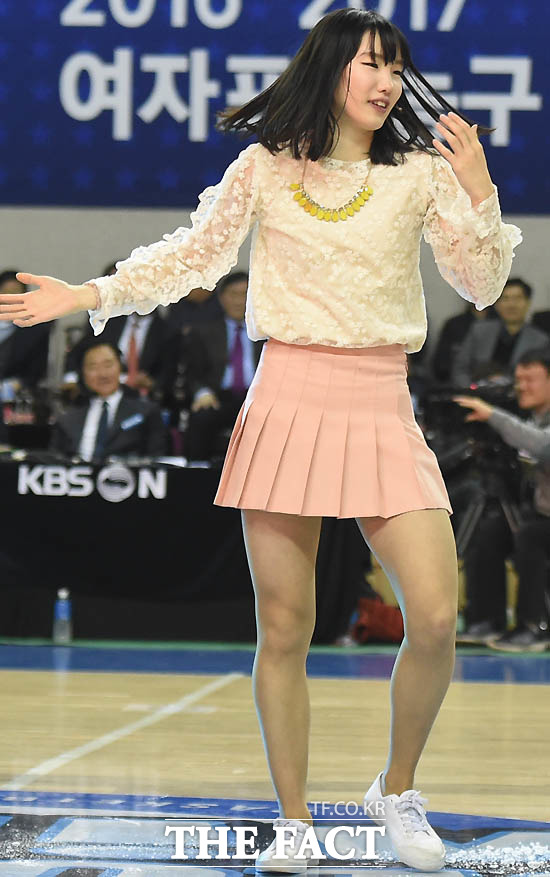 김지영이 트와이스의 안무를 선보이고 있다.