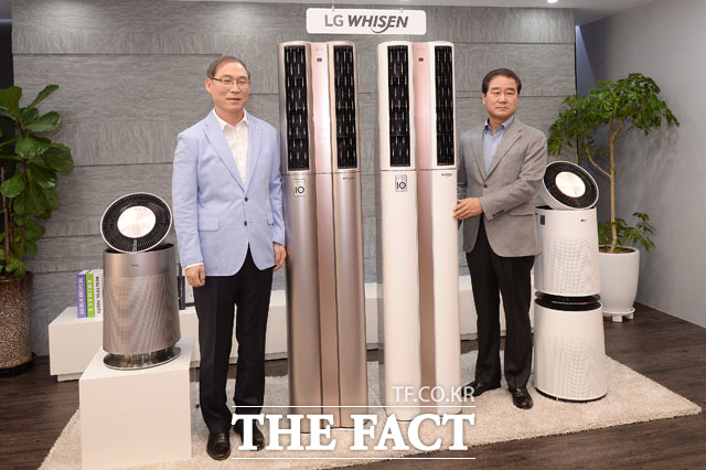 송대현 LG전자 H&A사업본부장(왼쪽)과 최상규 한국영업본부장이 ‘휘센 듀얼 에어컨’ 옆에서 기념촬영을 하고 있다. /남용희 기자