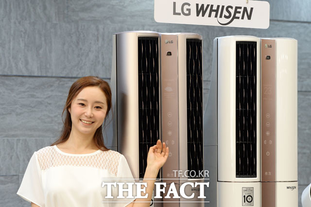 LG전자 모델이 16일 오전 서울 영등포구 LG트윈타워에서 스스로 학습할 수 있는 인공지능(AI)을 처음 탑재한 ‘휘센 듀얼 에어컨’을 소개하고 있다. /남용희 기자