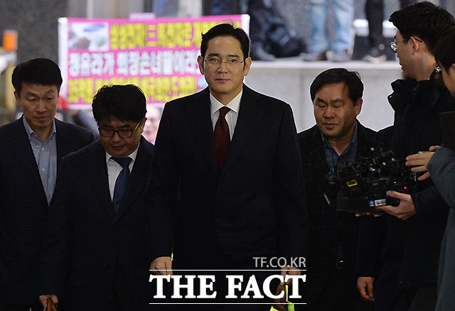 최순실 게이트를 수사 중인 박영수 특별검사팀은 16일 오후 뇌물공여 혐의 등으로 이재용 부회장에 대한 구속영장을 청구했다. /문병희 기자