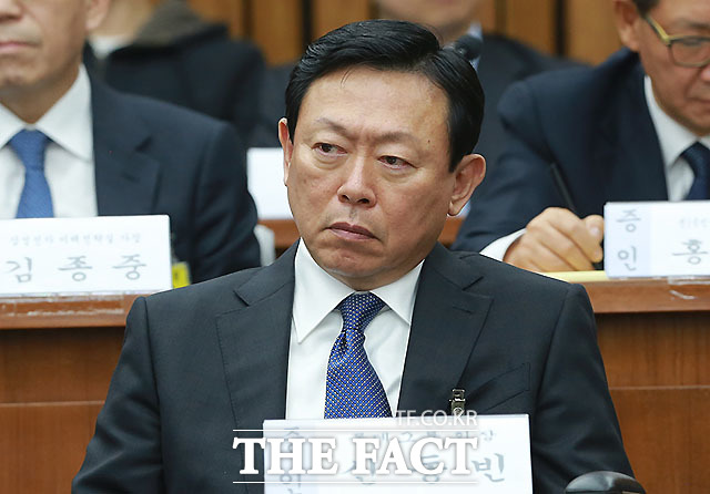 미르·K스포츠재단에 45억 원을 출연한 롯데는 지난해 12월 서울 시내 면세점 특허권 재탈환과 관련해 특혜 의혹을 받고 있다.