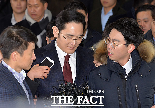 최순실 게이트를 수사하는 박영수 특별검사팀이 이재용 삼성전자 부회장에 대해 뇌물공여 혐의 등을 적용, 16일 오후 구속영장을 청구했다. /더팩트 DB