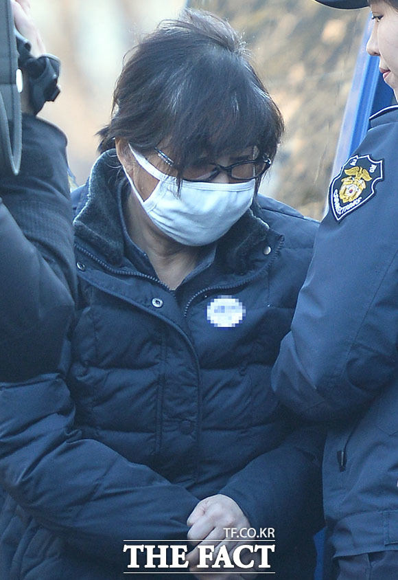 김성우·하정희, 누구? 박근혜 대통령 탄핵심판 8차 변론기일에서 김성우 전 청와대 홍보수석비서관과 하정희 순천향대 교수가 국정농단 사태 새로운 인물로 등장했다. /이덕인 기자