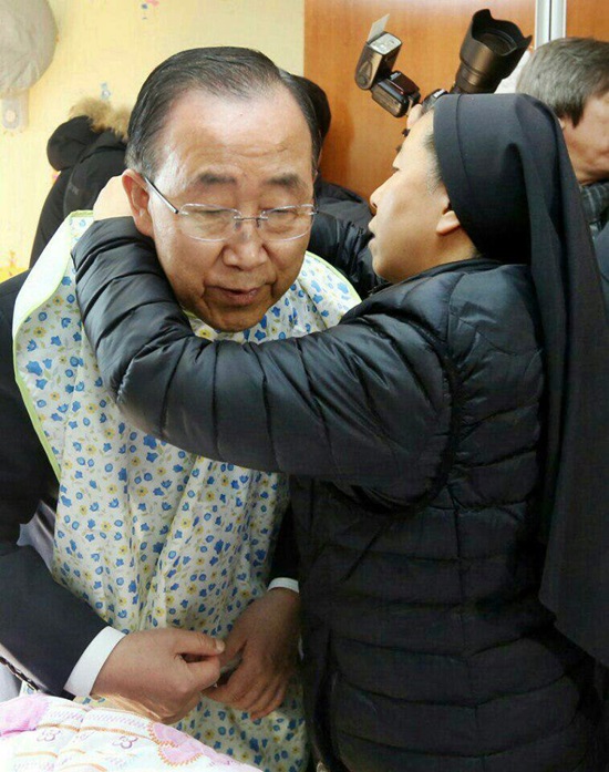 반기문 전 유엔 사무총장 측이 음성 꽃동네 턱받이 사진 논란에 대해 반 전 총장은 모두 꽃동네 측의 제안과 안내에 따라 어르신의 식사를 돕게 됐다고 해명했다. /반기문 전 유엔 사무총장 측 제공