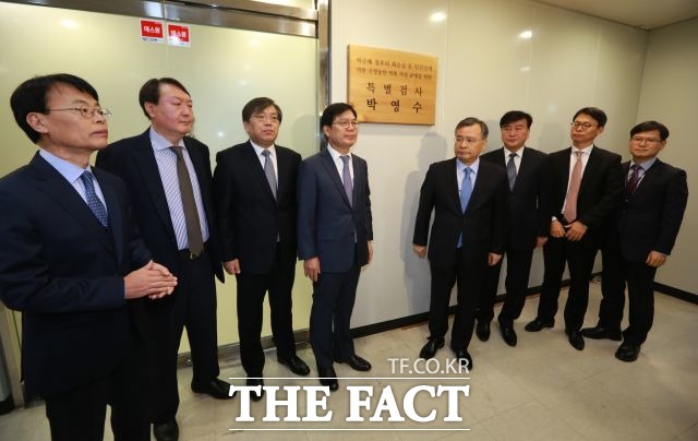 삼성 측은 이재용 부회장이 증거인멸은 물론 도주 가능성이 없는 상황에서 특검이 구속영장을 청구한 것은 납득할 수 없다는 견햬다.