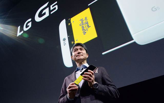 LG전자는 전략 플래그십 스마트폰 G6를 다음 달 스페인 바르셀로나에서 개막하는 모바일월드콩그레스(MWC)에서 공개한다. 사진은 G5를 소개하고 있는 조준호 LG전자 MC사업본부장. /LG전자 제공
