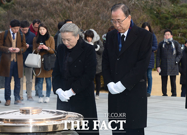 반기문 전 유엔 사무총장은 17일 오전 경남 김해 봉하마을을 찾차 고 노무현 전 대통령 묘역을 참배한 뒤 노 전 대통령께서 정치교체를 해야 한다고 말씀하셨던 것이 아직도 우리 가슴 깊이 남아 있다고 말했다. /이덕인 기자