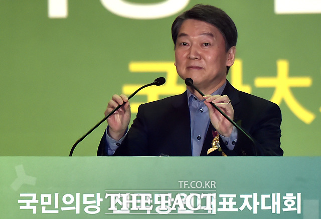 야권 대선주자인 안철수 전 국민의당 상임공동대표는 17일 더불어민주당 소속 박원순 서울시장과 김부겸 의원이 공동경선·공동정부 구성을 제안한 데 대해 변형된 단일화론이며 정당정치에도 맞지 않다며 공식입장을 밝혔다. /이새롬 기자