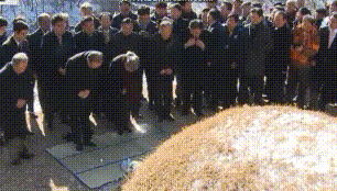 반기문 퇴주잔 논란이 일고 있다. 각종 온라인 커뮤니티에선 반 전 총장이 음복하는 장면이 담긴 짧은 영상이 퍼지고 있다. /온라인 커뮤니티 갈무리