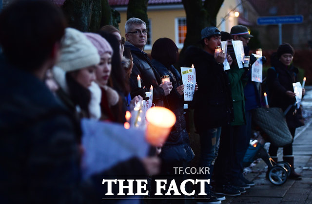 13일 오후 올보르 구치소 앞에서 촛불집회를 열고 있는 북유럽 교민들./올보르=배정한 기자