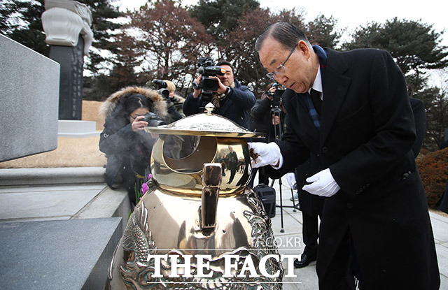 반기문 전 유엔 사무총장은 17일 봉하마을에서 국민이 주인되는 정치를 해야겠다고 생각했다면서 어떤 정권을 잡기위해 사생결단, 죽기살기식으로 정권만을 잡겠다는 행태는 지양돼야 한다고 강조했다. /이덕인 기자