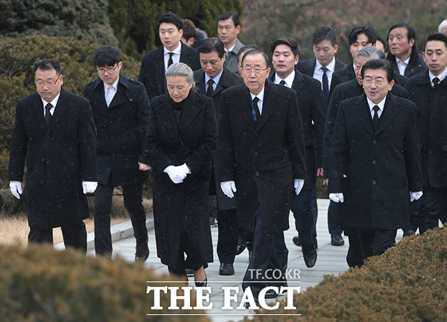 반기문 전 유엔 사무총장 내외와 권양숙 여사는 약 35분 동안 담소를 나눴으며, 이후 권 여사는 관저를 돌아보며 노 전 대통령의 서재를 소개한 것으로 알려졌다. /이덕인 기자