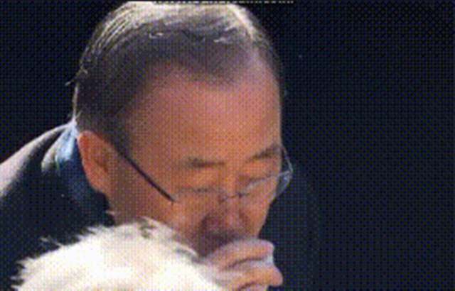 반기문 퇴주잔 논란이 일파만파 퍼지자, 반기문 전 유엔 사무총장 측은 17일 보도자료를 통해 반기문 총장은 집안 관례대로 제례를 올렸다고 해명했다. /온라인 커뮤니티 영상 갈무리