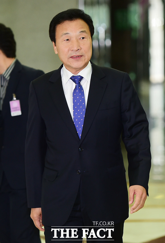 손학규 전 더불어민주당 대표는 17일 국회 헌정기념관에서 열린 2017 국가개조와 정치개혁, 어떻게 할 것인가 토론회 참석 후 기자들과 만나 반기문 전 유엔 사무총장에 대해 기존 수구세력에 얹혀서 뭔가를 하려고 한다면 우리는 결코 같이할 수 없을 것이라고 강조했다. /배정한 기자