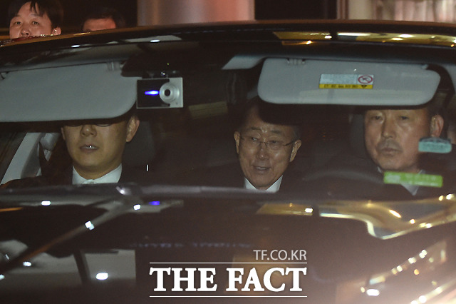 반기문 팽목항 방문. 반기문 전 유엔 사무총장이 17일 전남 진도 팽목항을 방문하는 등 최근 대권 행보에 박차를 가하고 있다. 사진은 지난 12일 오후 인천국제공항을 통해 귀국한 반기문 전 총장./더팩트DB