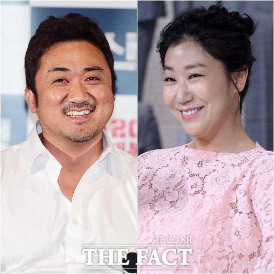 배우 마동석(왼쪽) 라미란이 올해의 영화상 남녀조연상을 받았다. /더팩트DB