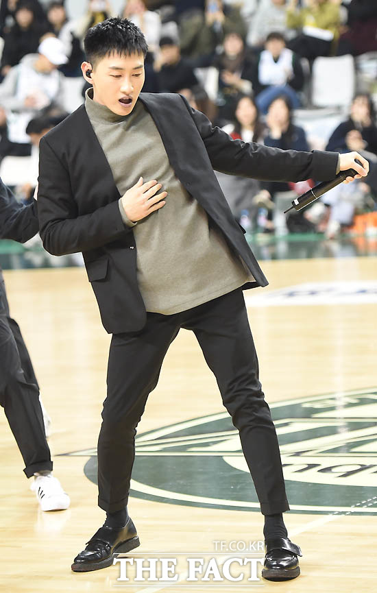 현역복무 중인 슈퍼주니어 은혁이 오프닝 공연에서 화려한 댄스와 노래를 선보이고 있다.