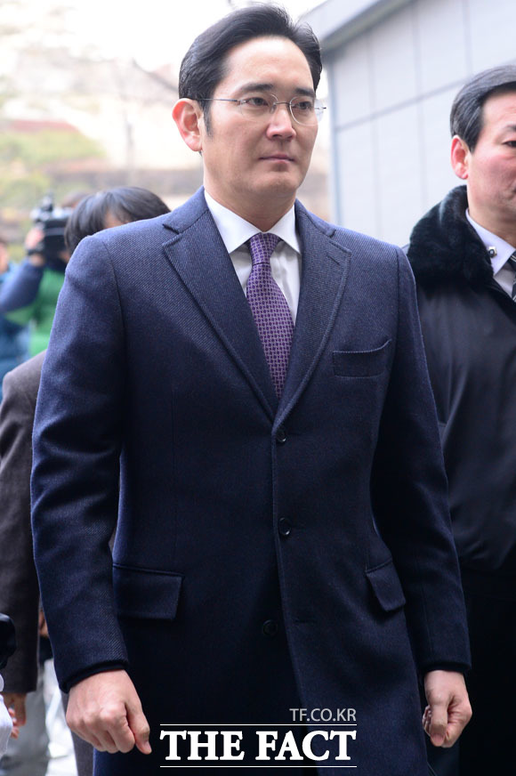 이재용 삼성전자 부회장이 18일 오전 뇌물공여 혐의등으로 영장실질심사를 받기위해 서울중앙지법 청사에 출석했다. /남윤호 기자