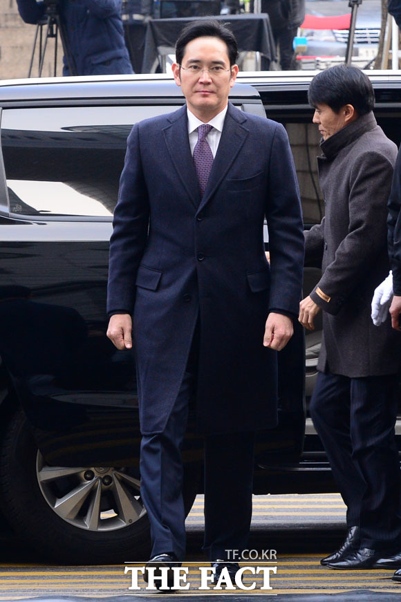 이재용 삼성전자 부회장이 영장실질심사에 참석하기 위해 18일 오전 서울 서초동 서울중앙지법 청사에 출석했다. /남윤호 기자