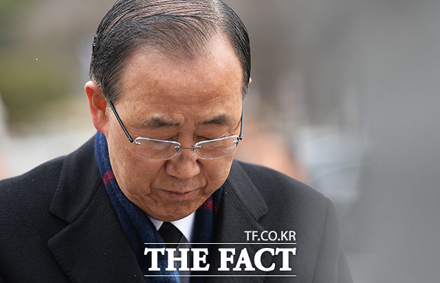 사진은 지난 13일 서울 동작구 국립서울현충원 학도의용군 묘역에서 참배하던 당시 반 전 총장. /이덕인 기자