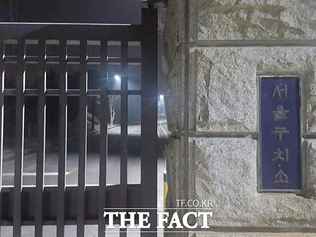 서울구치소에서 대기 중인 이재용 구속 여부 결론은? 19일 오전 2시 이재용 삼성전자 부회장이 법원의 구속영장 발부 결정을 기다리며 서울구치소에서 구금된 상태로 대기 중이다. /서울구치소=권오철 기자