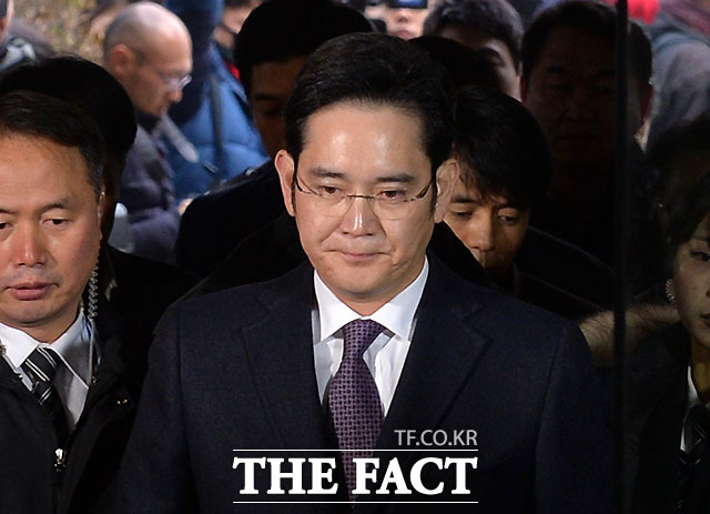 특검 수사 급제동. 박근혜 대통령에게 뇌물을 제공한 혐의 등으로 구속영장이 청구된 이재용 삼성전자 부회장이 영장실질심사를 받기 위해 18일 서울 서초동 서울중앙지방법원으로 들어서고 있다./문병희 기자