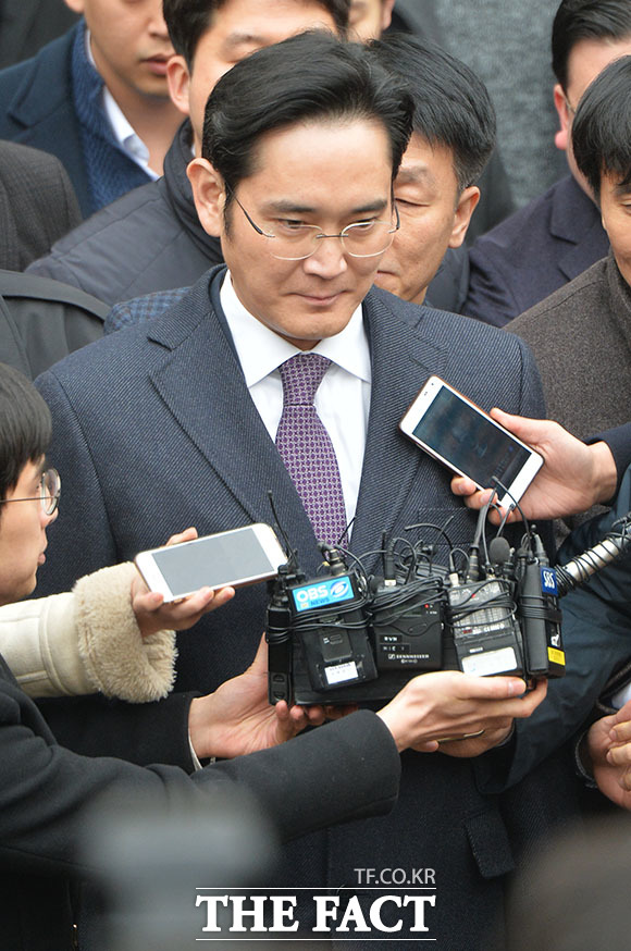 [더팩트ㅣ이덕인 기자] 박근혜 대통령에게 뇌물을 제공한 혐의 등으로 구속영장이 청구된 이재용 삼성전자 부회장이 18일 오후 서울 서초동 서울중앙지방법원에서 영장실질심사를 받고 나오고 있다.
