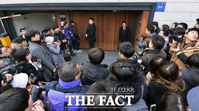 비 김태희 비공개 결혼식에 몰린 기자들이 성당 앞에서 대기하고 있다. /가회동=이덕인 기자