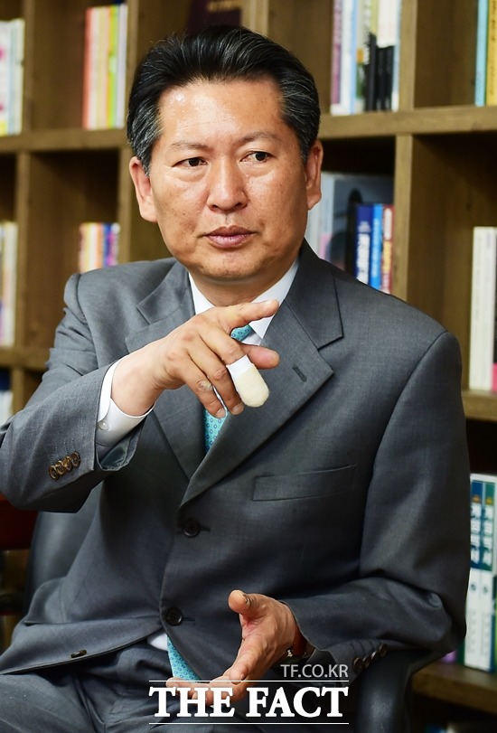 정청래·유시민, 반기문 전 총창 비판 왜? 정청래 전 더불어민주당 의원과 유시민 작가는 JTBC 썰전에 출연해 반기문 전 유엔 사무총에 대해 날선 비판을 했다. /배정한 기자