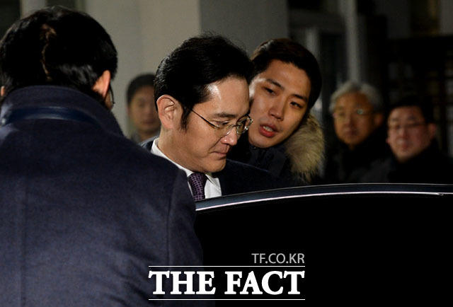 19일 삼성전자 주가가 이재용 부회장의 구속영장 기각 소식에 장 초반 상승세를 보이고 있다. /임세준 기자