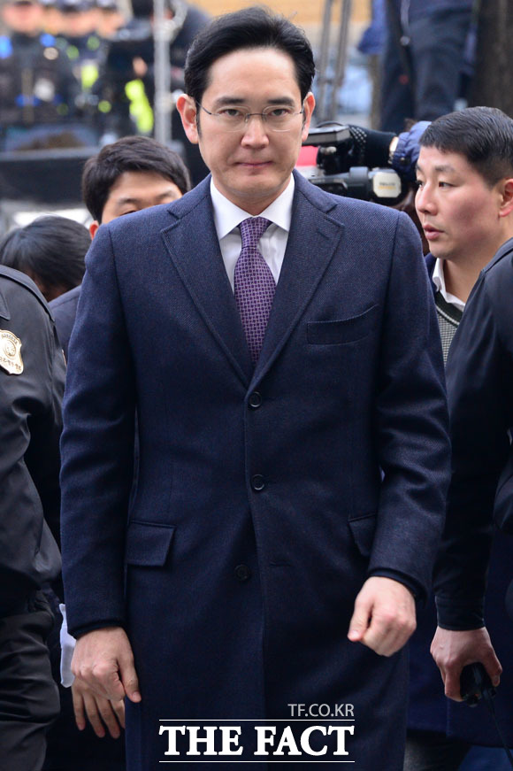 뇌물공여 혐의를 받고 있는 이재용 삼성전자 부회장이 18일 오전 영장실질 심사를 받기 위해 서울 서초구 서울중앙지방법원에 들어서고 있다.