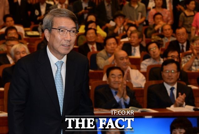 정운찬 전 국무총리는 19일 정당 합류 여부를 묻자, 아직 결정된 바가 없다. 아직 잘 모른다. 혼자할 수도 있고 기존 정당과 힘을 합칠 수도 있다며 가능성을 열어뒀다. /임영무 기자