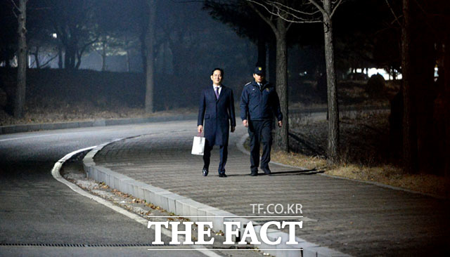 이재용 부회장(왼쪽)이 서울구치소 관계자와 함께 2분 여 정도 소요되는 길을 통해 정문으로 걸어오고 있다.