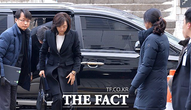 조윤선 장관이 특검이 제공한 승합차에서 내리고 있다.