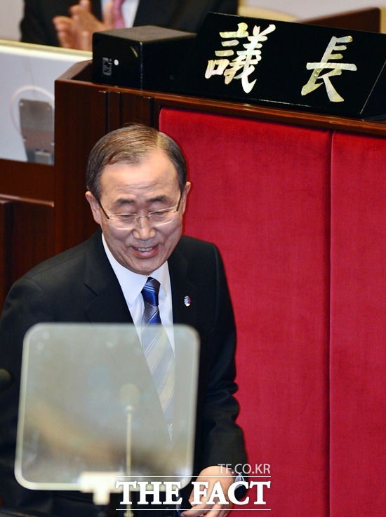 반기문 전 유엔사무총장은 20일 오전 가장 먼저 국회 의장실을 찾아 정세균 의장과 약 25분 동안 환담을 나눈 뒤, 심재철 국회 부의장 박주선 국회 부의장 순으로 예방했다. / 임영무 기자