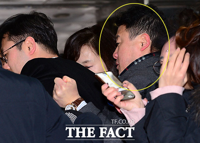 조윤선 장관이 포토라인에서 취재진의 질문을 받자 문체부 직원이 조 장관을 가리며 기자들을 떨쳐내고 있다.