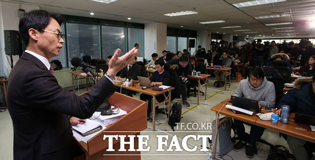 특별검사팀 이규철 특검보가 16일 오후 서울 강남구 대치동 특검 사무실에서 이재용 삼성전자 부회장의 구속영장 청구에 관한 브리핑을 하고 있다./임세준 기자